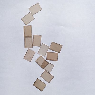 CaO-Gehalt von 0,4-0,6 0,5-0,5 mm Rubin-Grün Mica-Blatt mit individueller Form